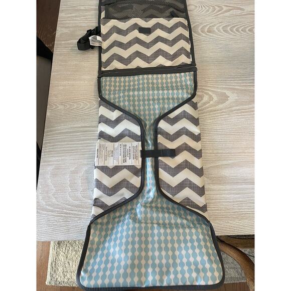 New Skip Hop Pronto Baby Portable Changing Station & Diaper Changing Pad Chevron - Picture 4 of 6